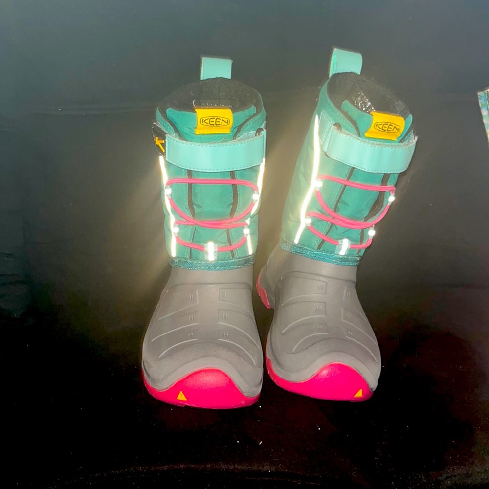 Snow boots